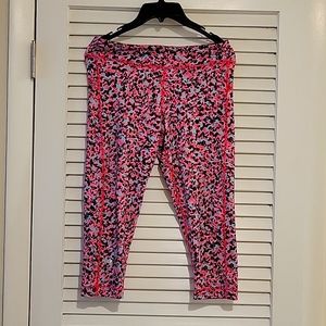 NWOT Under Armour Capri Pink Camo compression leggings size Small